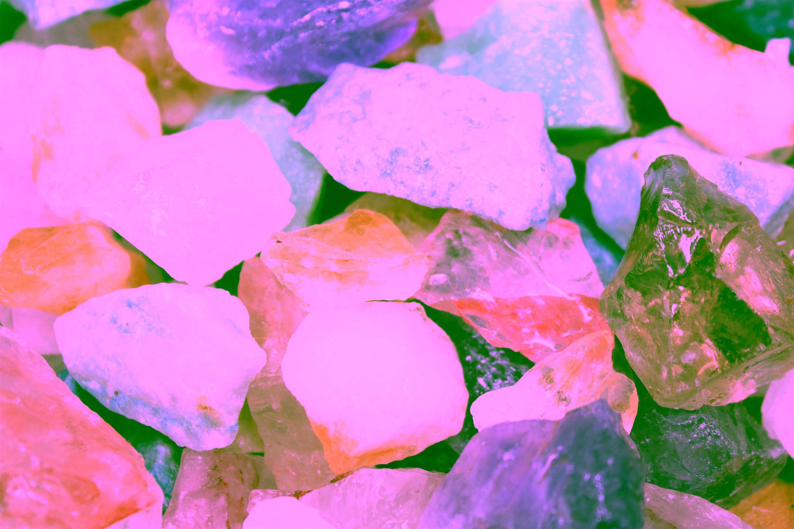 What are the different colors of natural quartz?